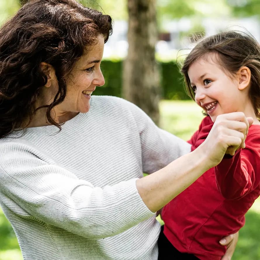 Header_Bilder_ÜberUns Frau mit Kind in den Armen