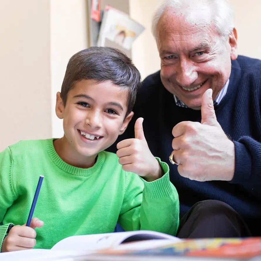 Header_Bilder_Wie-wir-helfen Senior und Junge lächeln und halten Daumen hoch