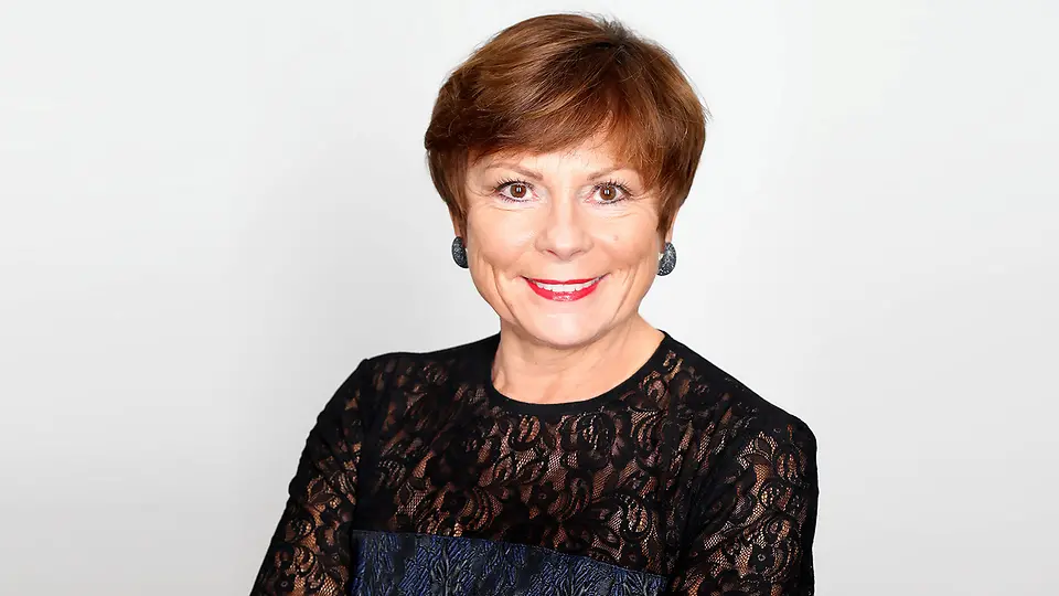 Portraitfoto von Elke Tesarczyk.